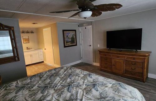 Truckland House | So Beachy! Pet-friendly and free early check in!