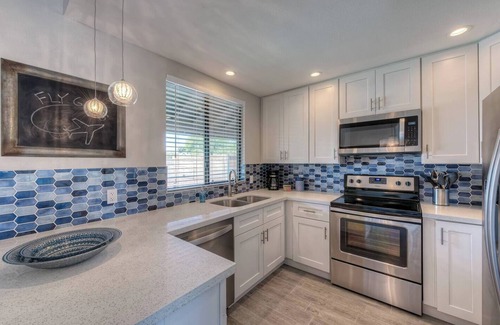 Eagle Hills House | So Private! Home with FREE heated pool! by SPJ Hosting