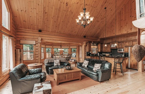 Fiddler Lake Resort Ski Chalet | Soak in a Private Spa, Sauna, Heated Pool, Nature