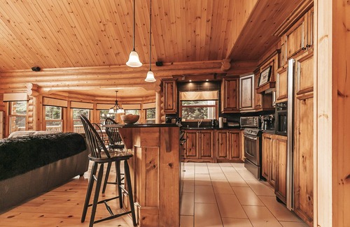 Fiddler Lake Resort Ski Chalet | Soak in a Private Spa, Sauna, Heated Pool, Nature