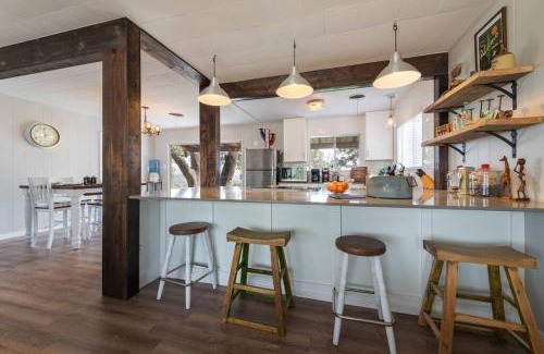 Oatmeal House | Soak up the Sunrise over the Hill Country Colorado River Valley