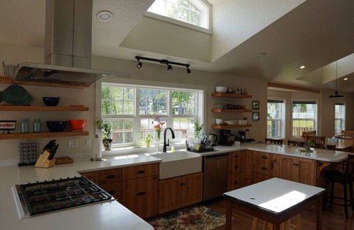 Seward House | Sockeye house 420 3rd ave Large house located in downtown Accommodates up to 12