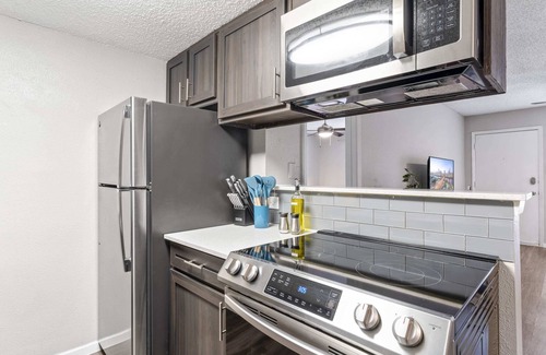 Pleasant Valley Apartment | SoCo 2BR corner suite w/pool, king bed, fast WiFi