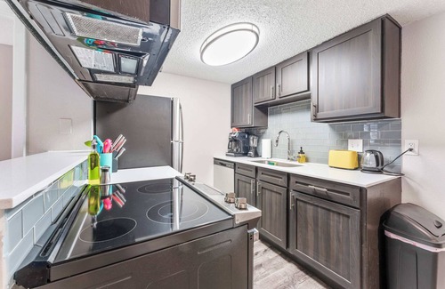 Pleasant Valley Apartment | SoCo 2BR cozy suite w/pool, king bed, fast WiFi