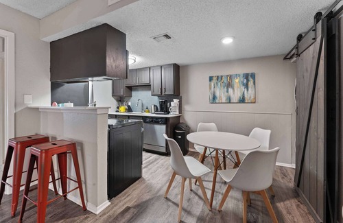 Pleasant Valley Apartment | SoCo 2BR warm suite w/pool, king bed, fast WiFi