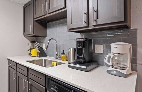 Pleasant Valley Apartment | SoCo 2BR warm suite w/pool, king bed, fast WiFi