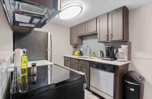 Pleasant Valley Apartment | SoCo 2BR warm suite w/pool, king bed, fast WiFi