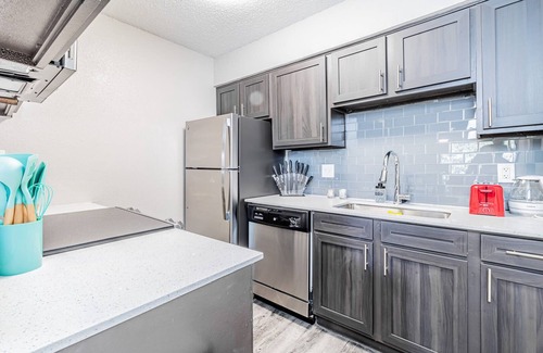 Dawson Apartment | SoCo chic 1BR w/fast WiFi, king bed, close to DT