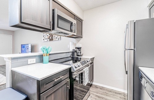 Dawson Apartment | SoCo chic 1BR w/fast WiFi, king bed, close to DT