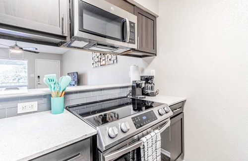 Dawson Apartment | SoCo chic 1BR w/fast WiFi, king bed, close to DT
