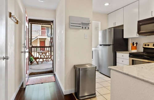 South Congress Condo | SoCo Condo, 2br/2ba, updated bright space with great pool + parking!