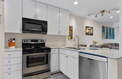 South Congress Condo | SoCo Condo, 2br/2ba, updated bright space with great pool + parking!