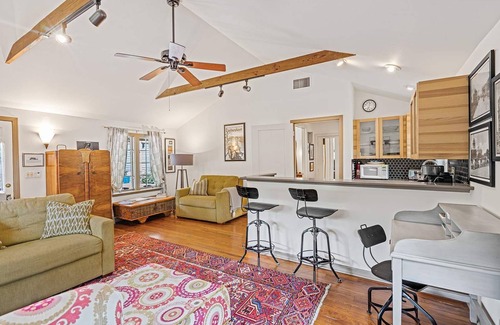 Travis Heights Apartment | SoCo District, Pool | Garden Cottage, Park Lane