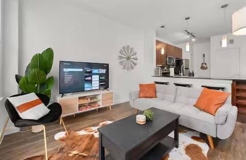Travis Heights Apartment | SoCo Dream Stay - Rooftop, Pool, Gym, Central Loc