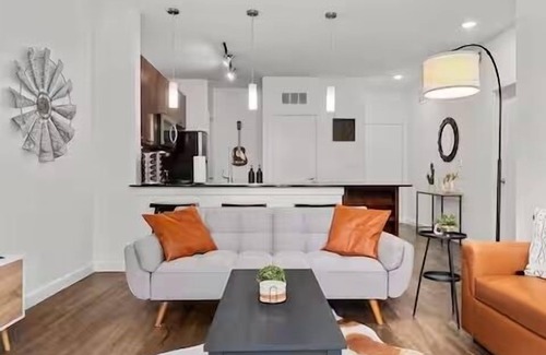 Travis Heights Apartment | SoCo Dream Stay - Rooftop, Pool, Gym, Central Loc