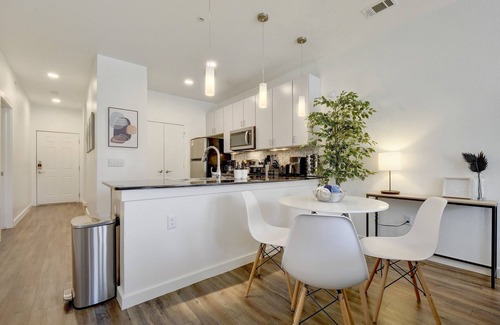 Bouldin Apartment | SoCo Urban Paradise - Best Location! - Pool, Gym, Rooftop, Free Parking