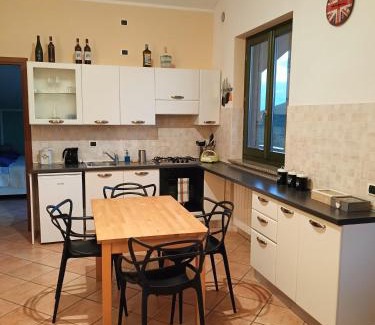 Monforte d'Alba Apartment | Soggiorno con splendida vista