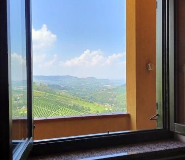 Monforte d'Alba Apartment | Soggiorno con splendida vista