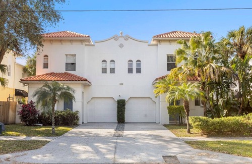 Courier City - Oscawana House | SOHO Getaway! 3BR Jacuzzi, Gym AND Game-room
