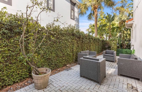 Courier City - Oscawana House | SOHO Getaway! 3BR Jacuzzi, Gym AND Game-room