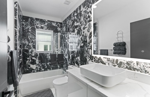 New Suburb Beautiful Apartment | SoHo/Hyde Park Luxury 1 BR Apt