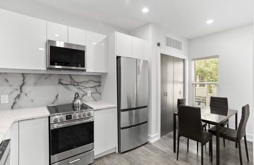 Historic Hyde Park North Apartment | SoHo/Hyde Park Luxury Studio Apt