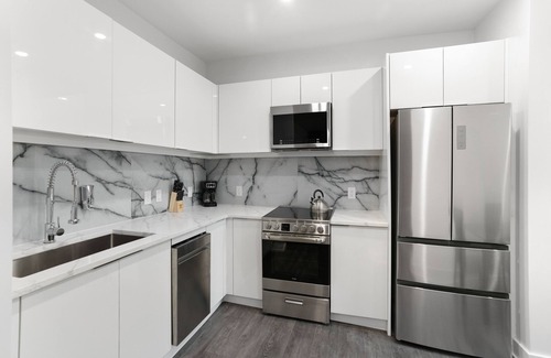 Historic Hyde Park North Apartment | SoHo/Hyde Park Luxury Studio Apt