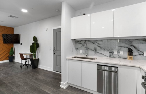 Historic Hyde Park North Apartment | SoHo/Hyde Park Luxury Studio Apt