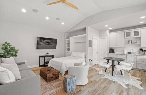 Courier City - Oscawana House | Soho Serenity by Brightwild Pool Hot Tub