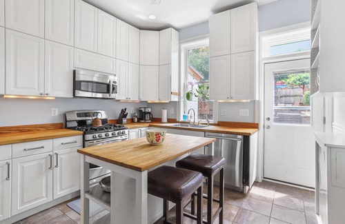 Capitol Hill Apartment | Sojourn Lovely Hill Home w/Backyard near DC Icons