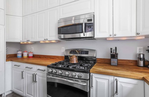 Capitol Hill Apartment | Sojourn Lovely Hill Home w/Backyard near DC Icons
