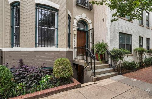 Dupont Circle Apartment | Sojourn Top-tier Walk Score by Chic Local Eateries