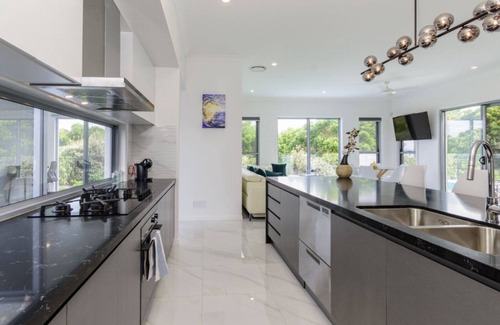 Banksia Beach House | 'Solander Sanctuary by the Water'
