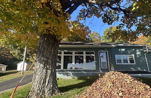 Colton House | Solar Eclipse rental! 5-bedroom house w/water view in Colton!