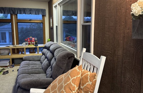 Colton House | Solar Eclipse rental! 5-bedroom house w/water view in Colton!