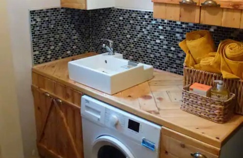 Rostrevor Bed & Breakfast | Solo Guest Suite with Toilet/Shower & Utility Room