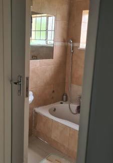 Robertsham House | Solomon bnb