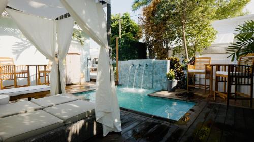 Old Town House | Sombrero Reef Light Suite