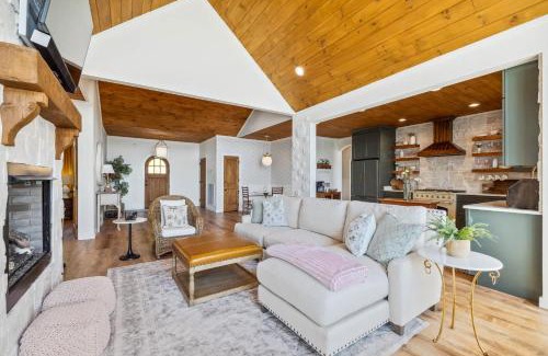 Dandridge House | Someday Cottage Luxury Lakefront Views for 6 withPool & Billiards
