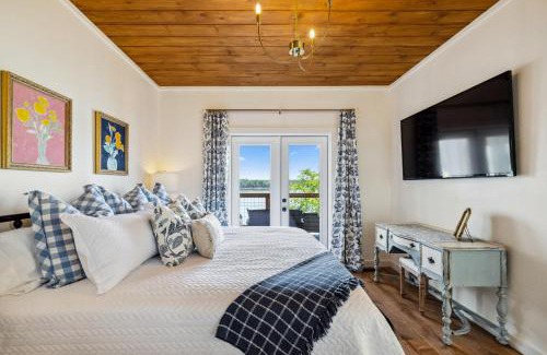 Dandridge House | Someday Cottage Luxury Lakefront Views for 6 withPool & Billiards