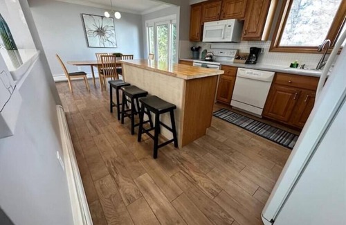 Troy House | Somerset Shopping Escape/20 Minutes from Detroit