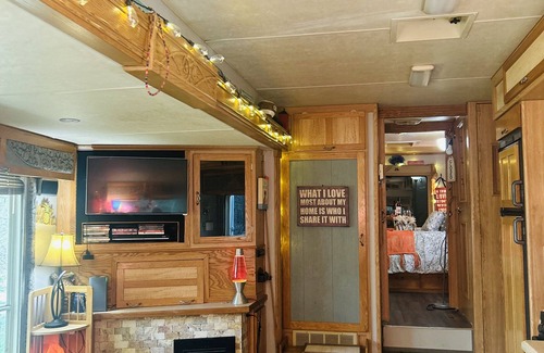 Trenton House | Somethin' Soulful Glamping Couples Retreat w/Jacuzzi