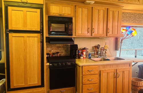 Trenton House | Somethin' Soulful Glamping Couples Retreat w/Jacuzzi