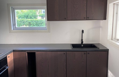 Sodertalje Cabin | Sommarstigen 1 - Modern & Sjönära Stuga med Privat Bastu