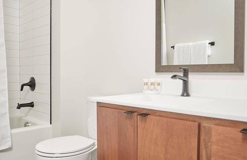 Uptown Apartment | Sonder at REVEL | Queen Studio Apartment