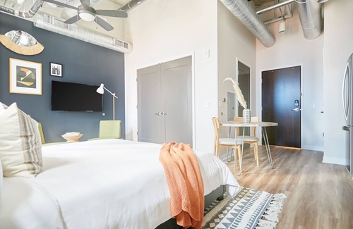 Uptown Apartment | Sonder at REVEL | Queen Studio Apartment
