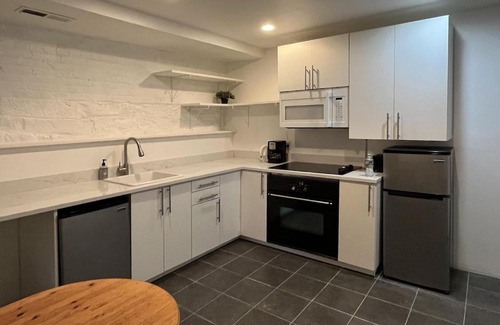 Brooklyn Apartment | Sonder The Industrialist Queen Room