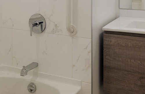 Truxton Circle Apartment | Sonder Vicino | Accessible One-Bedroom Apartment