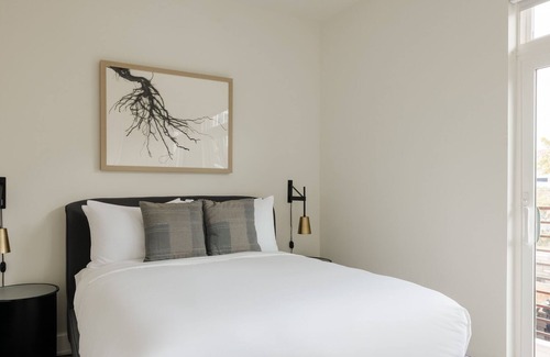 Truxton Circle Apartment | Sonder Vicino | One-Bedroom Apartment w/ Juliette Balcony