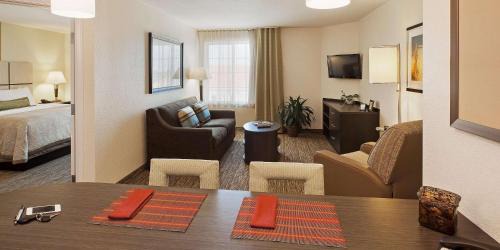 Southfield Hotel | Sonesta Simply Suites Detroit Southfield
